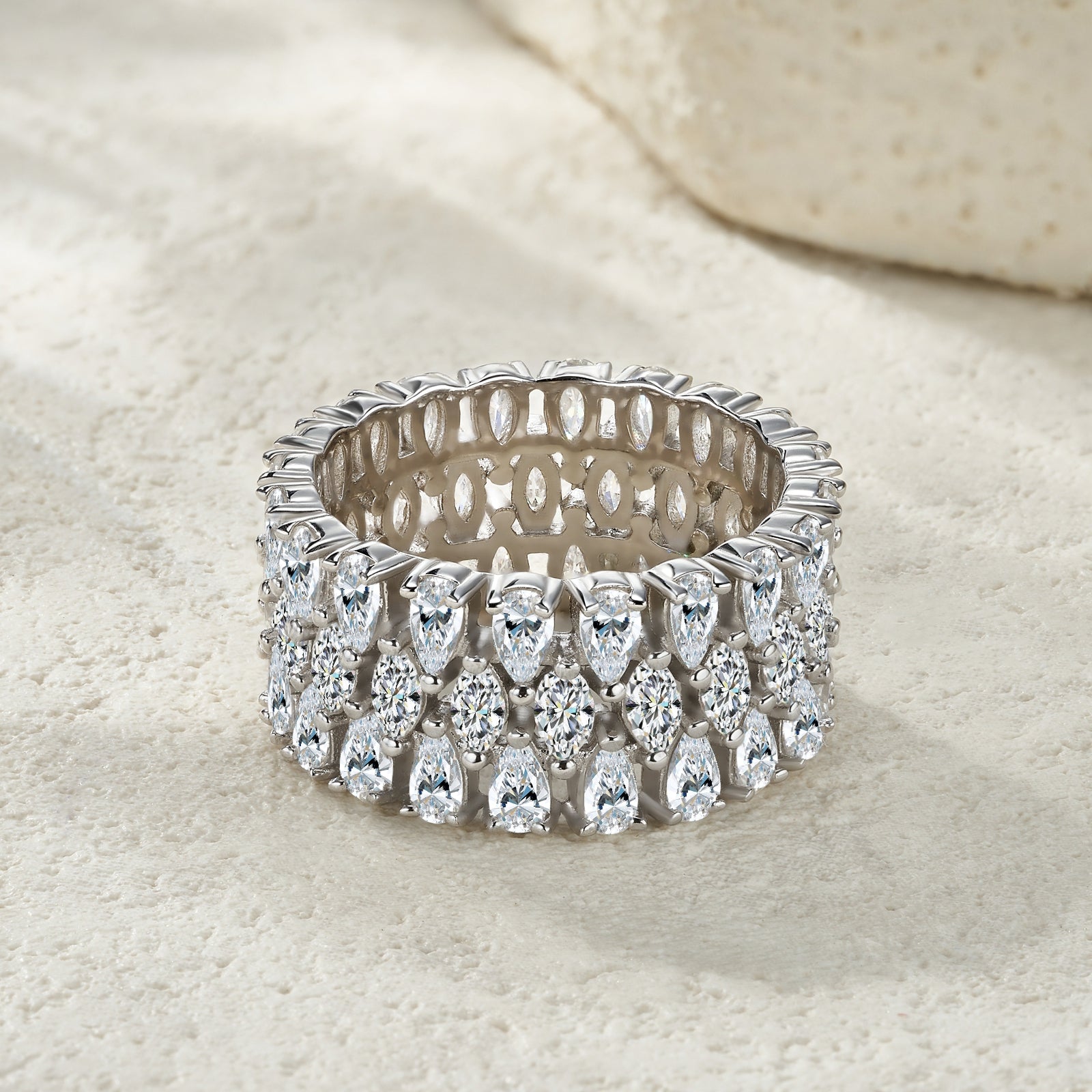 A Luxurious And Fashionable Minimalist Jewelry Ring Featuring Top-quality Moissanite, Made Of S925 Silver Electroplated With Platinum.