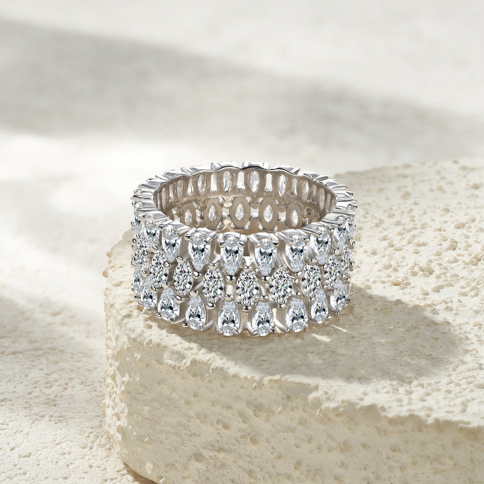 A Luxurious And Fashionable Minimalist Jewelry Ring Featuring Top-quality Moissanite, Made Of S925 Silver Electroplated With Platinum.