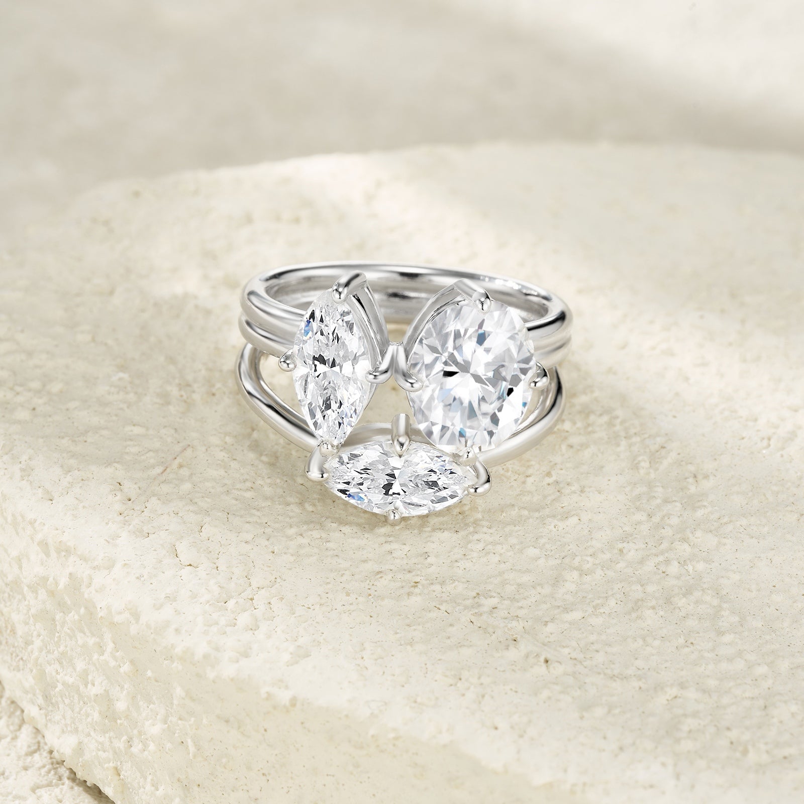 A Luxurious And Fashionable Minimalist Jewelry Ring Featuring Top-quality Moissanite, Made Of S925 Silver Electroplated With Platinum.
