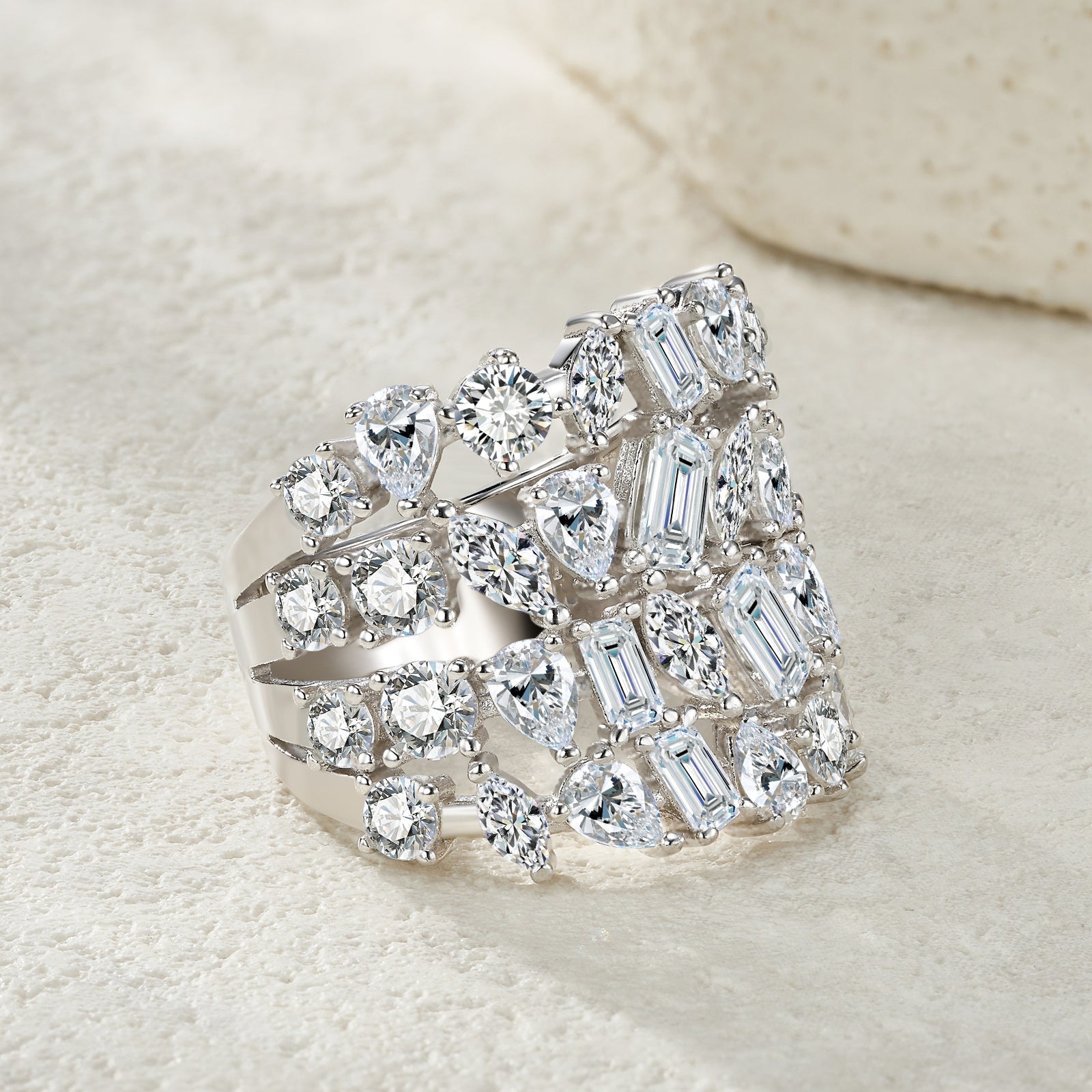 A Luxurious And Fashionable Minimalist Jewelry Ring Featuring Top-quality Moissanite, Made Of S925 Silver Electroplated With Platinum.