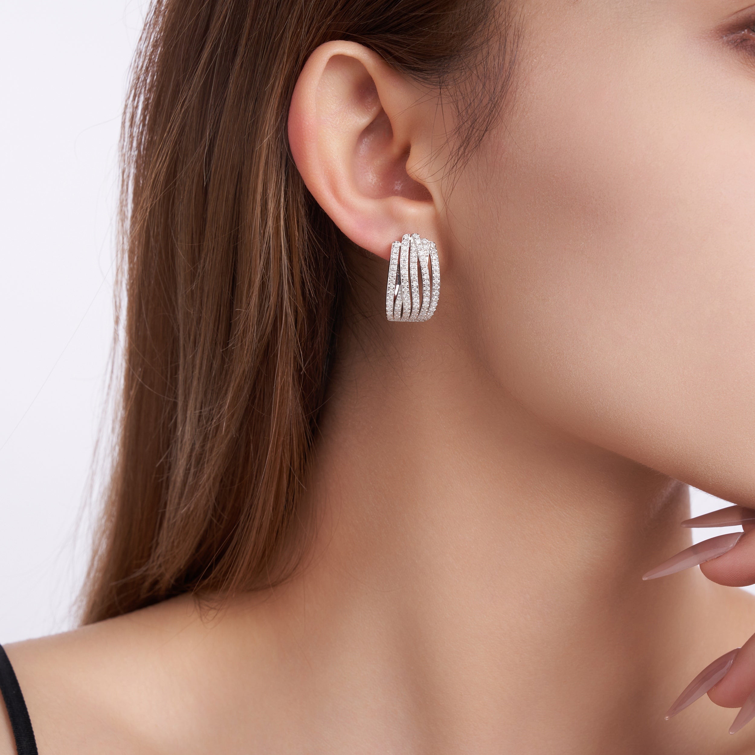 A Luxurious And Fashionable Minimalist Jewelry Earring Set Featuring Top-quality Moissanite Stones, Made Of S925 Silver Electroplated With Platinum.
