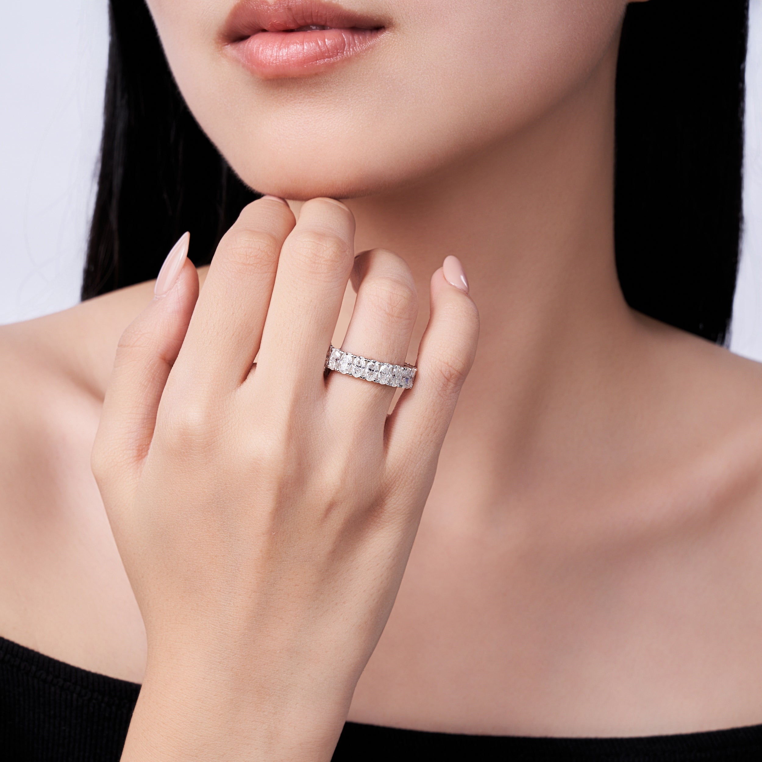 A Luxurious And Fashionable Minimalist Jewelry Ring Featuring Top-quality Moissanite, Made Of S925 Silver Electroplated With Platinum.