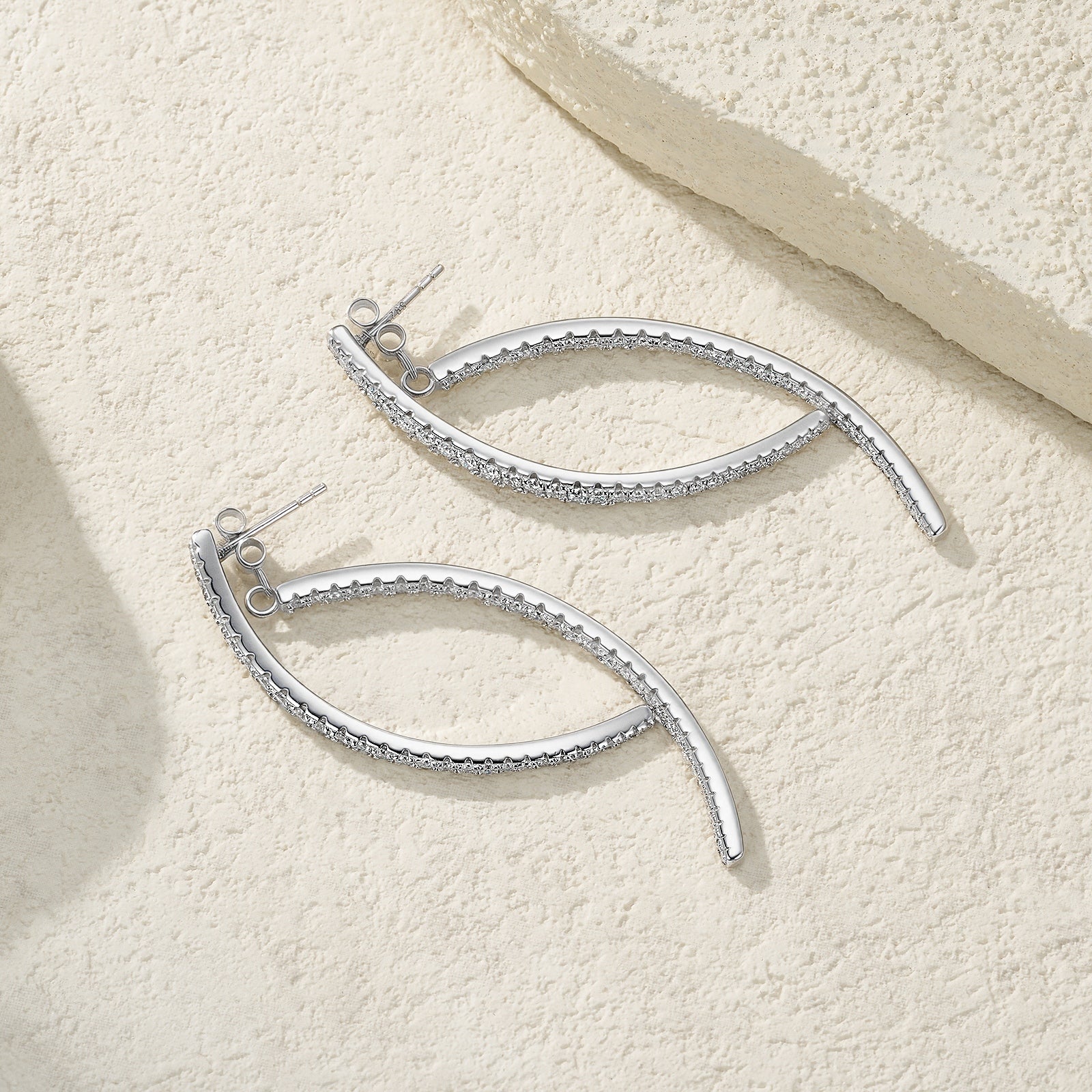 A Luxurious And Fashionable Minimalist Jewelry Earring Set Featuring Top-quality Moissanite Stones, Made Of S925 Silver Electroplated With Platinum.