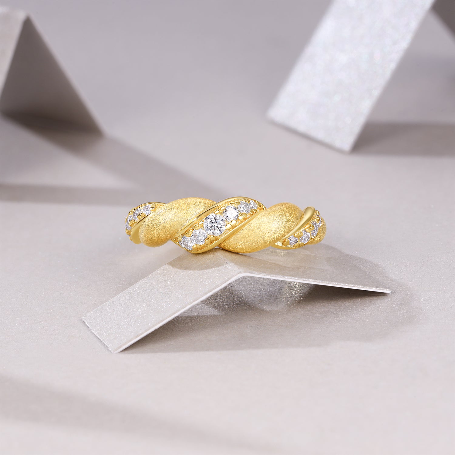 Engraved With Top-quality Moissanite, This Luxurious And Fashionable Minimalist Jewelry Set Features Silver Pieces Electroplated With Gold.