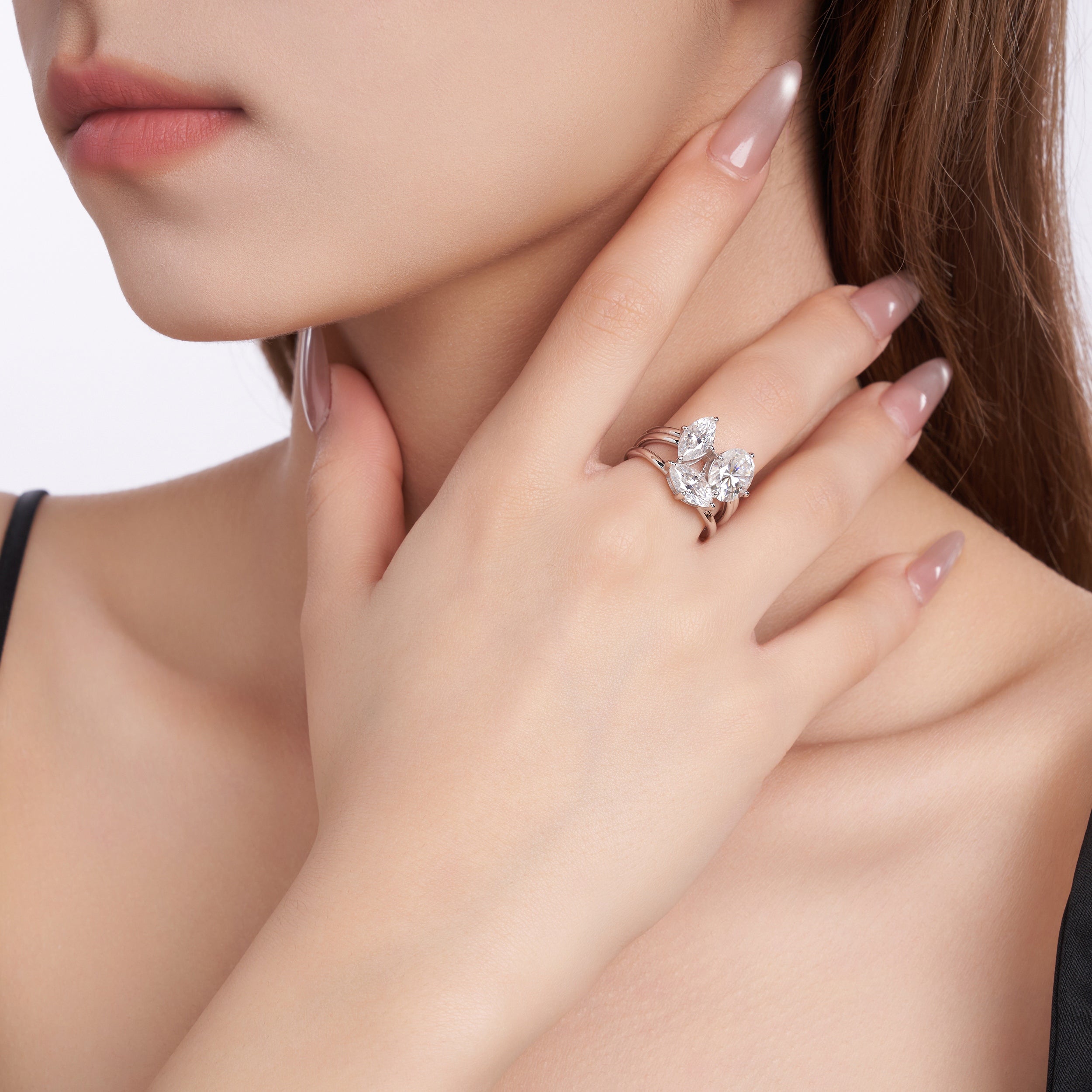 A Luxurious And Fashionable Minimalist Jewelry Ring Featuring Top-quality Moissanite, Made Of S925 Silver Electroplated With Platinum.