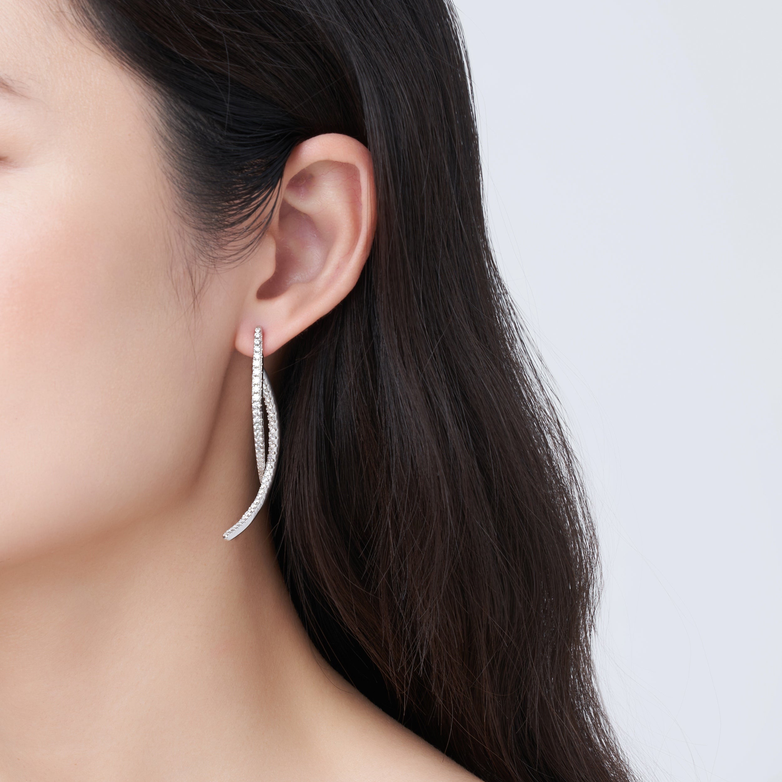 A Luxurious And Fashionable Minimalist Jewelry Earring Set Featuring Top-quality Moissanite Stones, Made Of S925 Silver Electroplated With Platinum.