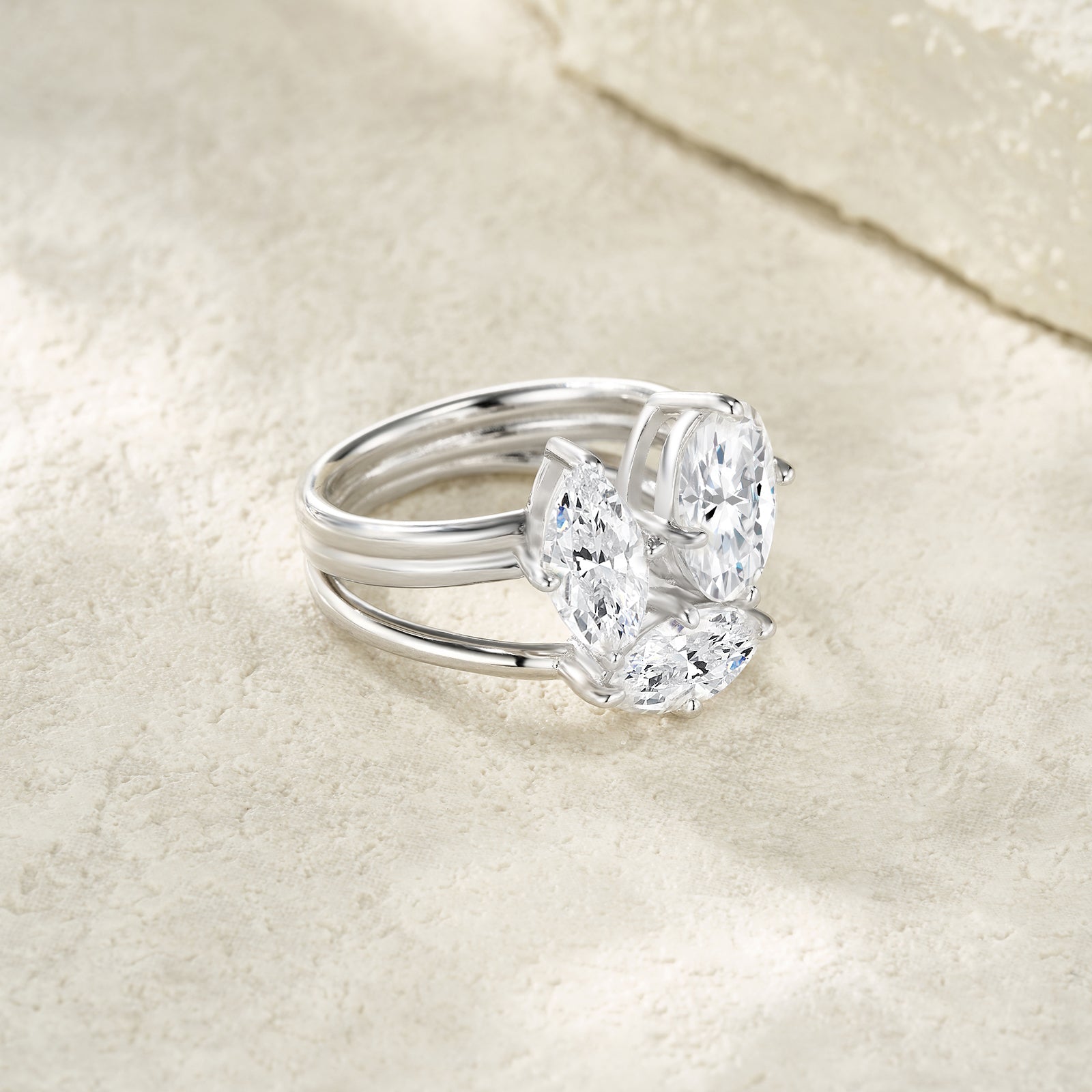 A Luxurious And Fashionable Minimalist Jewelry Ring Featuring Top-quality Moissanite, Made Of S925 Silver Electroplated With Platinum.