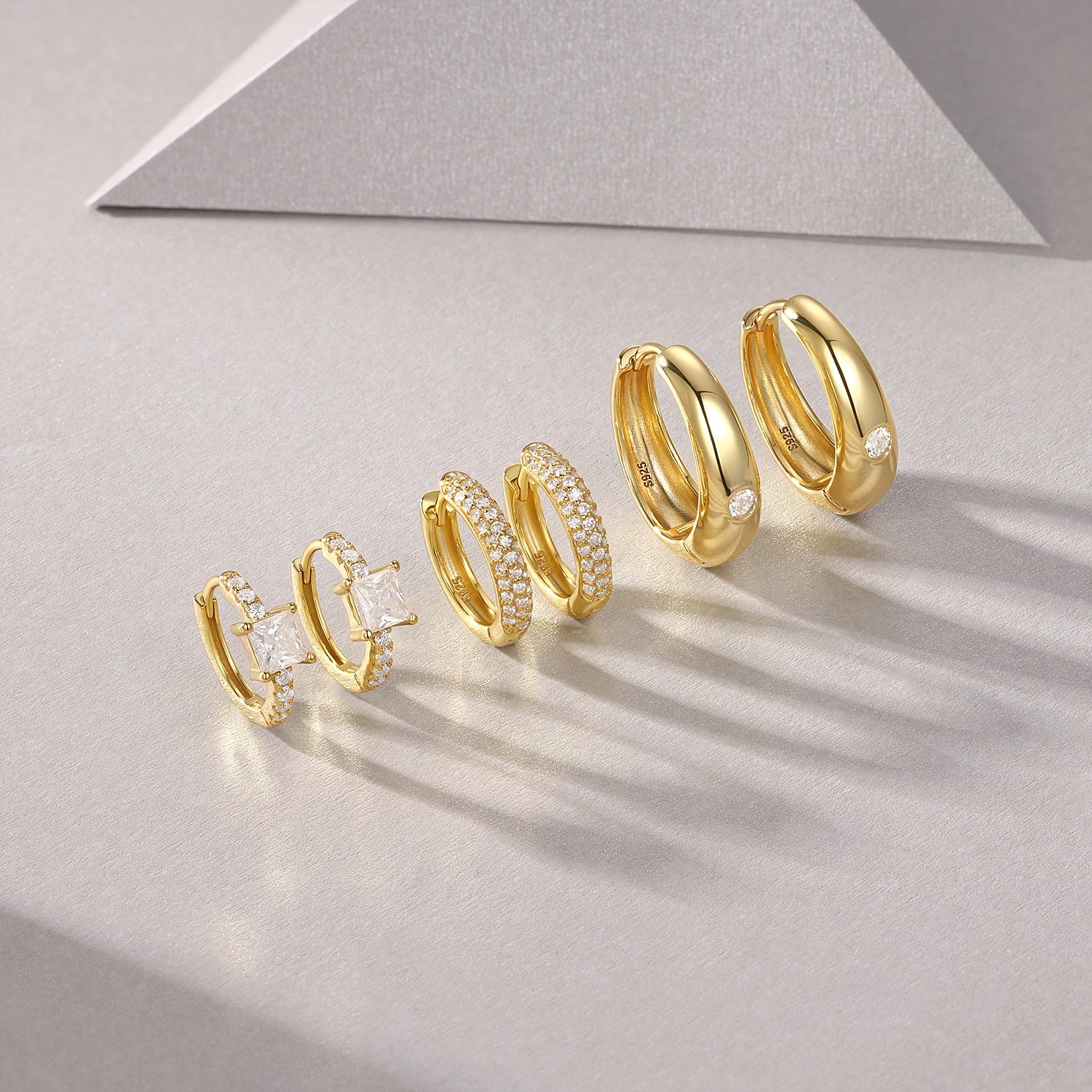 A Luxurious And Fashionable Minimalist Jewelry Earring Set Featuring Top-quality Moissanite Stones, Made Of S925 Silver Electroplated With Gold.