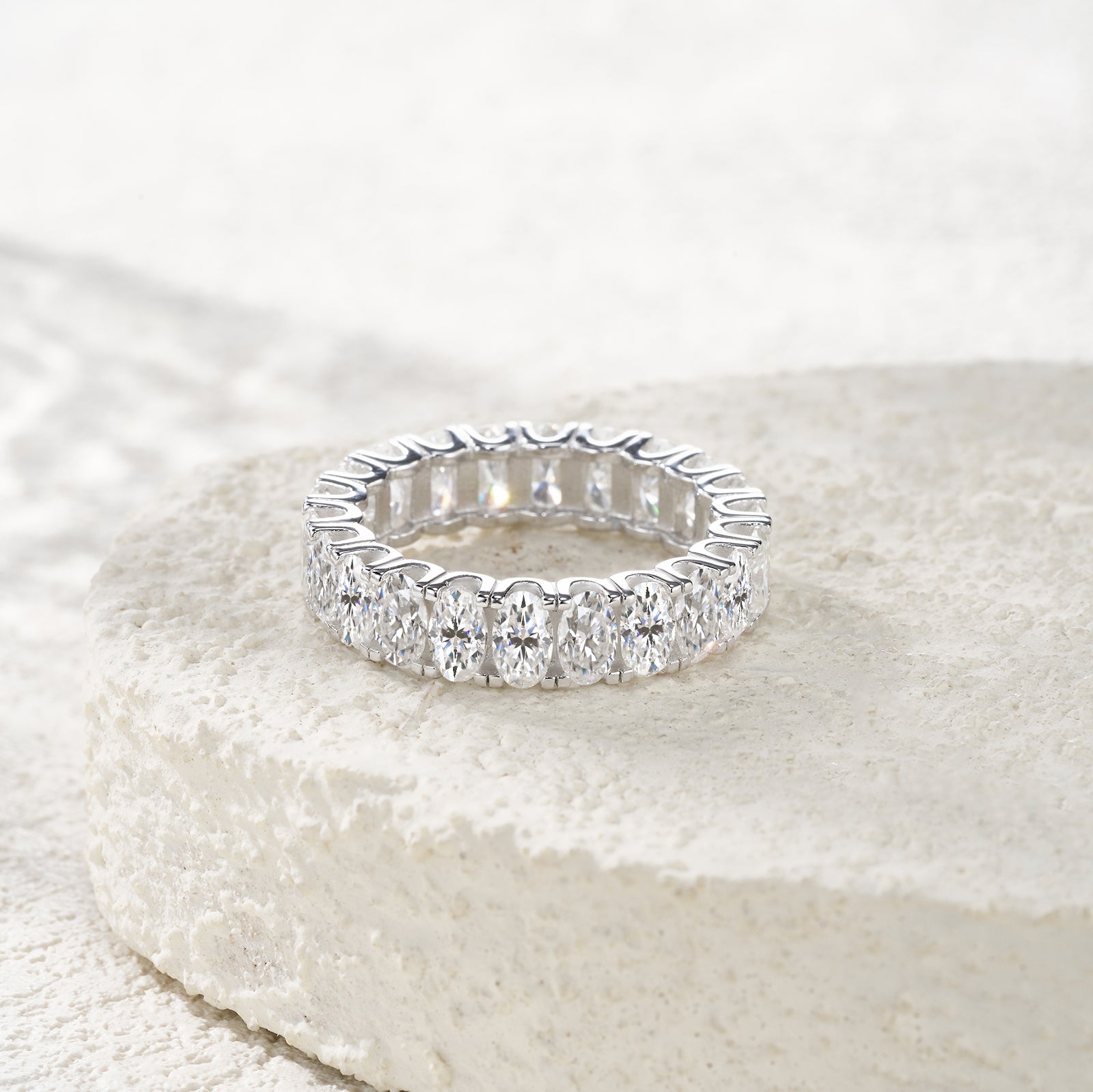 A Luxurious And Fashionable Minimalist Jewelry Ring Featuring Top-quality Moissanite, Made Of S925 Silver Electroplated With Platinum.