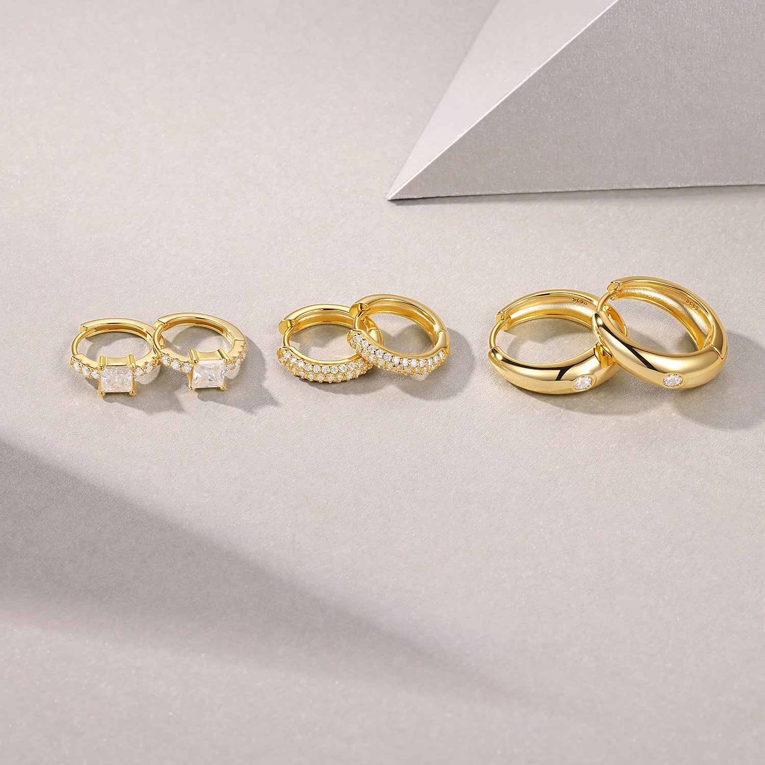 A Luxurious And Fashionable Minimalist Jewelry Earring Set Featuring Top-quality Moissanite Stones, Made Of S925 Silver Electroplated With Gold.