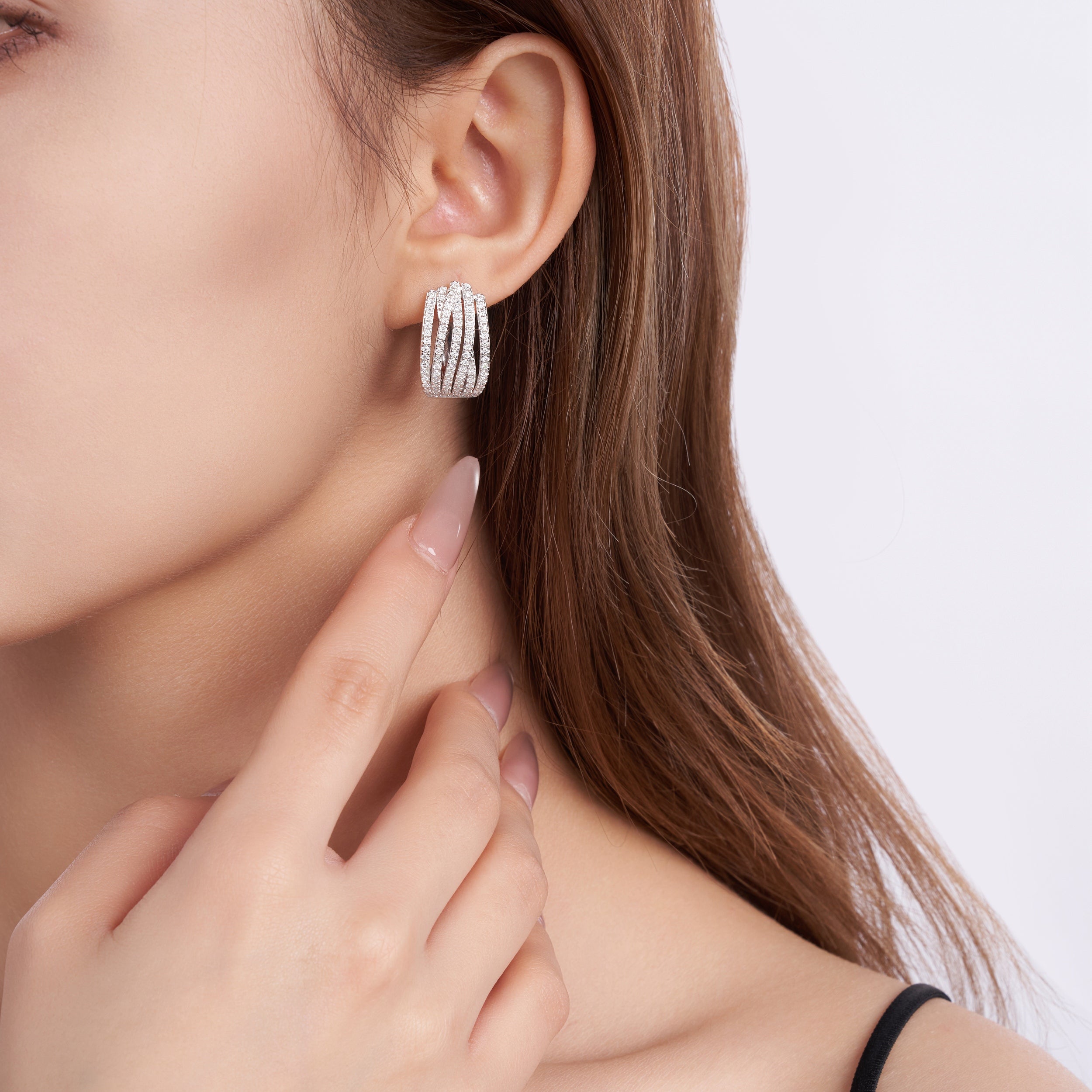 A Luxurious And Fashionable Minimalist Jewelry Earring Set Featuring Top-quality Moissanite Stones, Made Of S925 Silver Electroplated With Platinum.