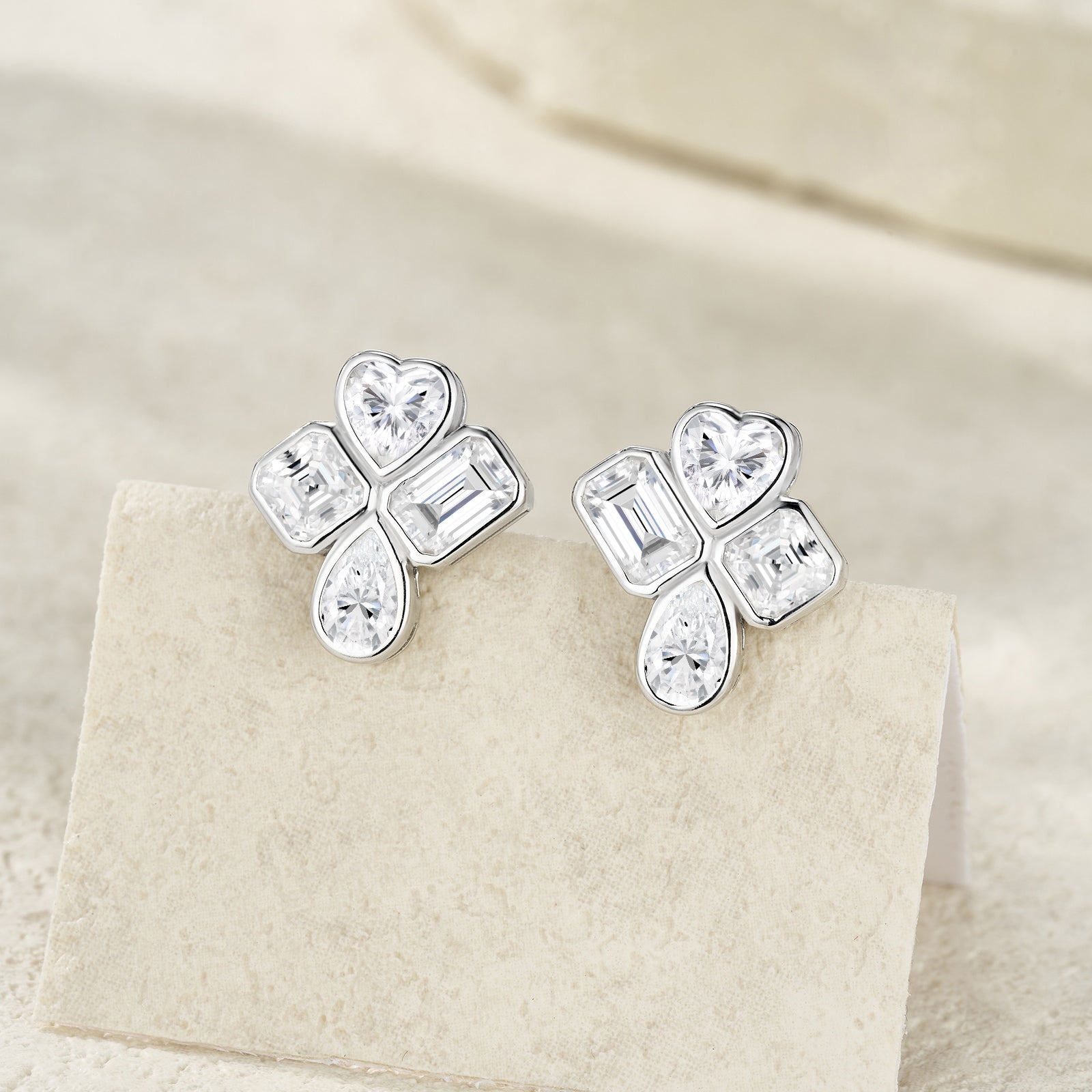 A Luxurious And Fashionable Minimalist Jewelry Earring Set Featuring Top-quality Moissanite Stones, Made Of S925 Silver Electroplated With Platinum.