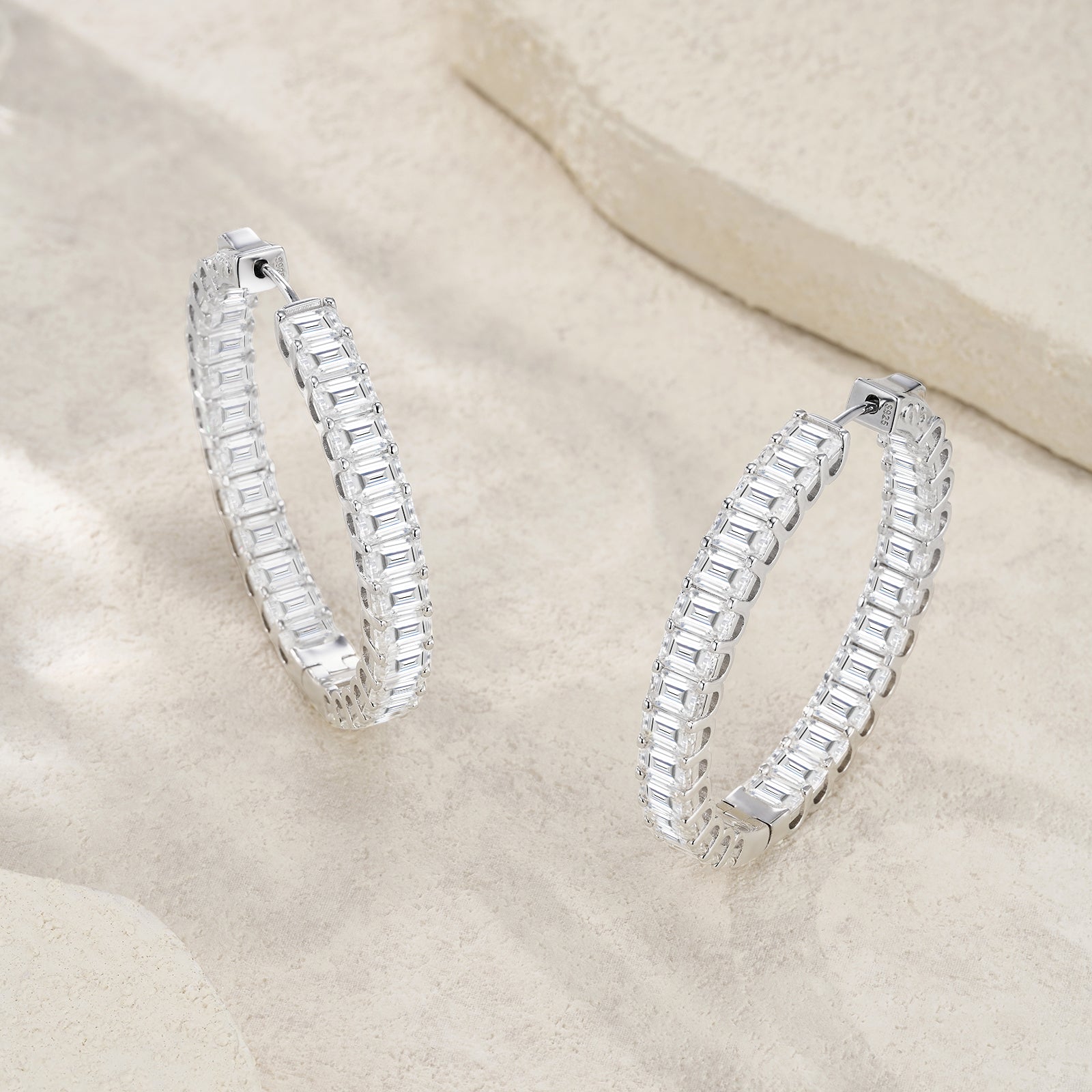 A Luxurious And Fashionable Minimalist Jewelry Earring Set Featuring Top-quality Moissanite Stones, Made Of S925 Silver Electroplated With Platinum.