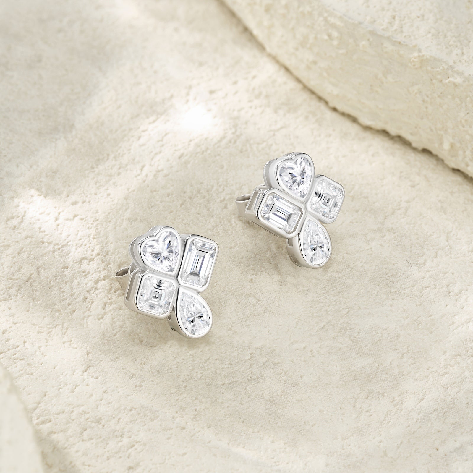 A Luxurious And Fashionable Minimalist Jewelry Earring Set Featuring Top-quality Moissanite Stones, Made Of S925 Silver Electroplated With Platinum.