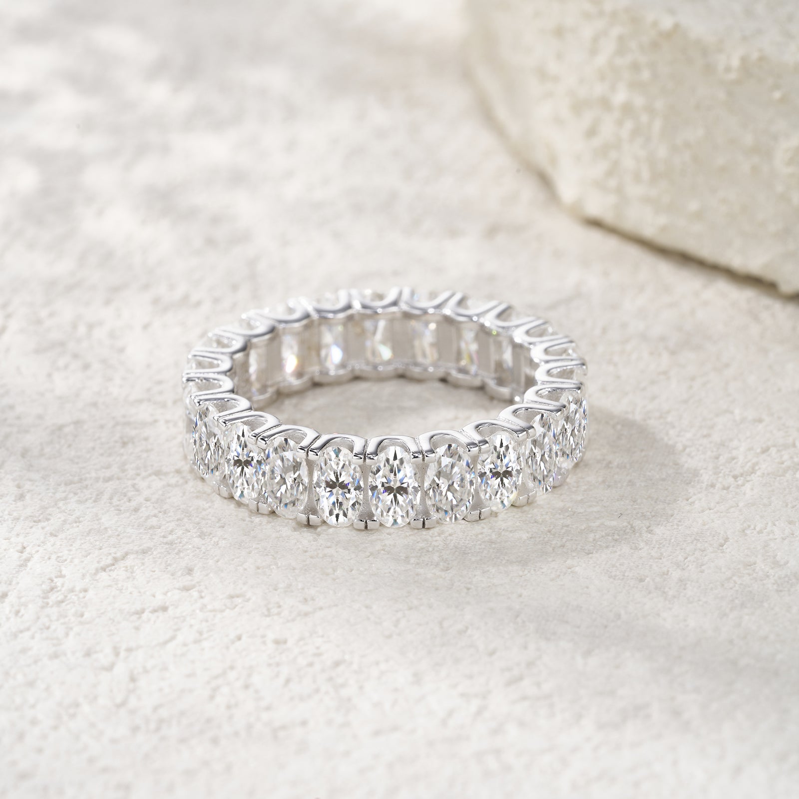 A Luxurious And Fashionable Minimalist Jewelry Ring Featuring Top-quality Moissanite, Made Of S925 Silver Electroplated With Platinum.