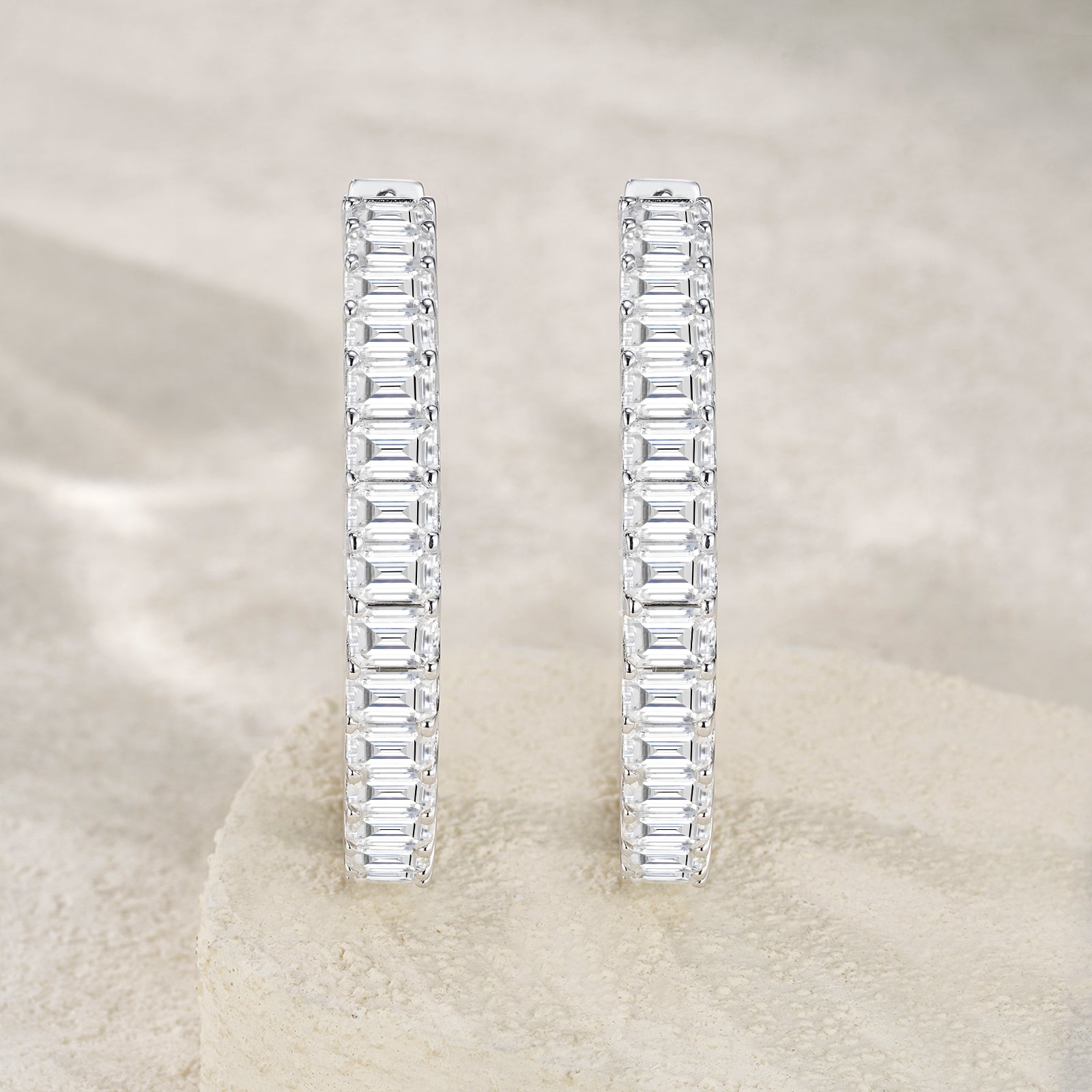 A Luxurious And Fashionable Minimalist Jewelry Earring Set Featuring Top-quality Moissanite Stones, Made Of S925 Silver Electroplated With Platinum.