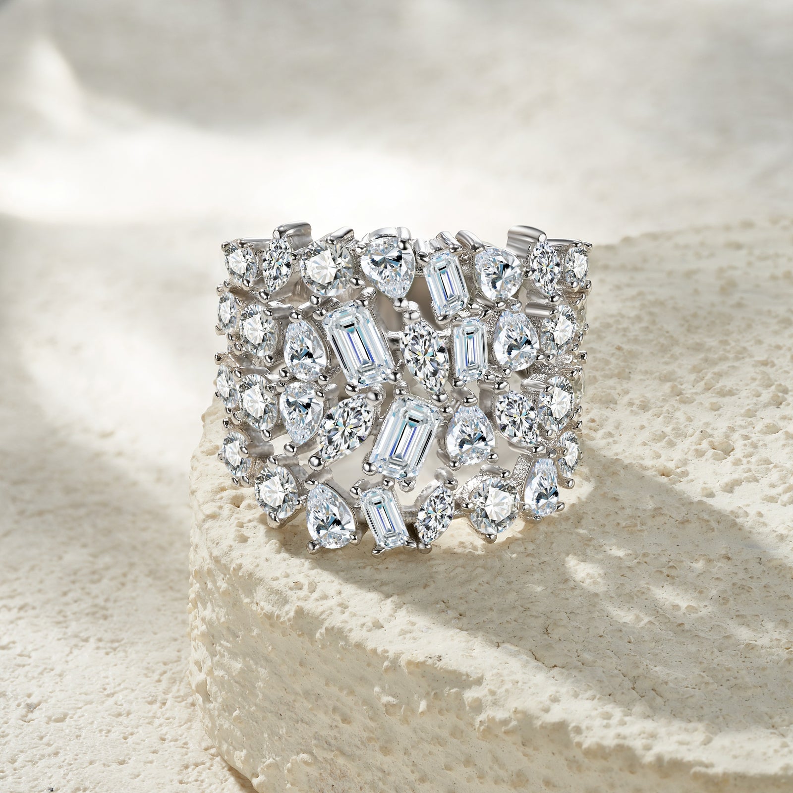 A Luxurious And Fashionable Minimalist Jewelry Ring Featuring Top-quality Moissanite, Made Of S925 Silver Electroplated With Platinum.