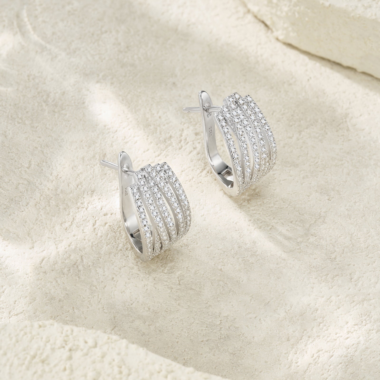 A Luxurious And Fashionable Minimalist Jewelry Earring Set Featuring Top-quality Moissanite Stones, Made Of S925 Silver Electroplated With Platinum.